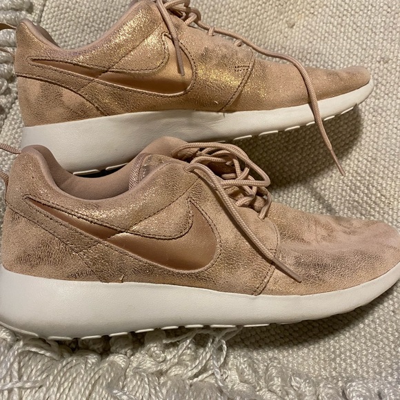 Nike Roshe One Premium Metallic Red Bronze 833928-900  womens 8 - Picture 4 of 6